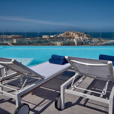 Be.Hotel San Giuliano Esterno foto The view of the sea from the rooftop pool