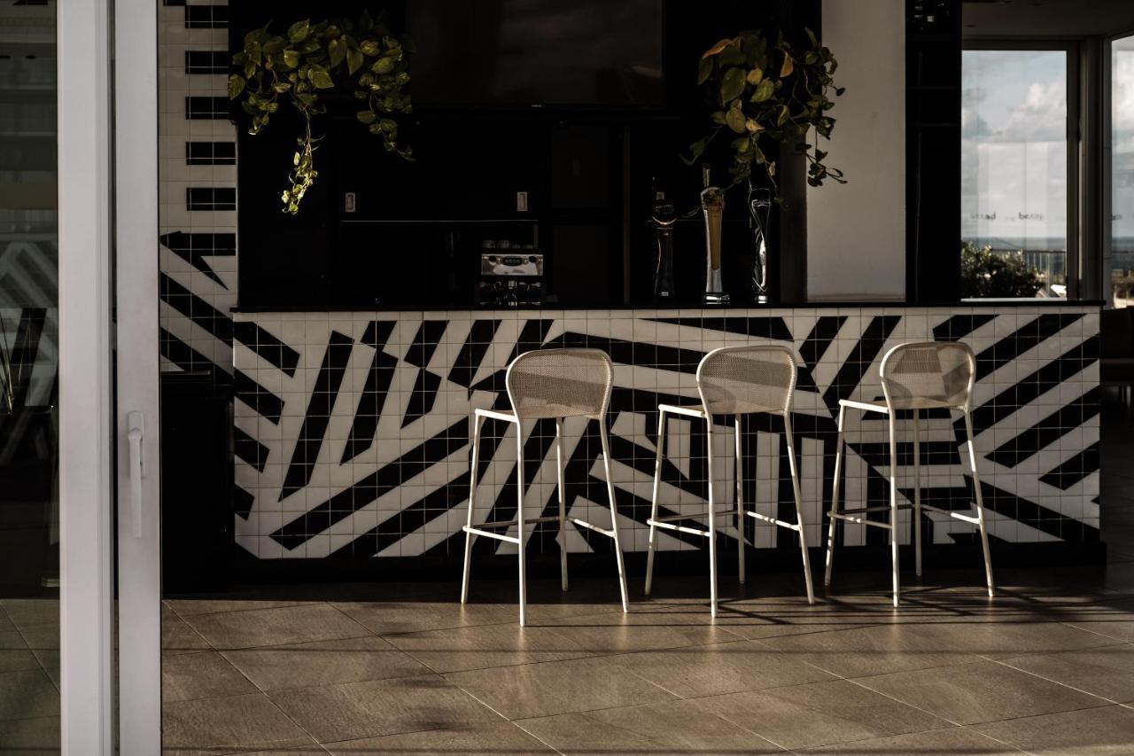 Be.Hotel San Giuliano Esterno foto "The interior of the house is a combination of black and white tiles, and the furniture is also black and white."